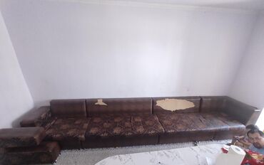 стол с диваном: Угловой диван, цвет - Коричневый, Б/у