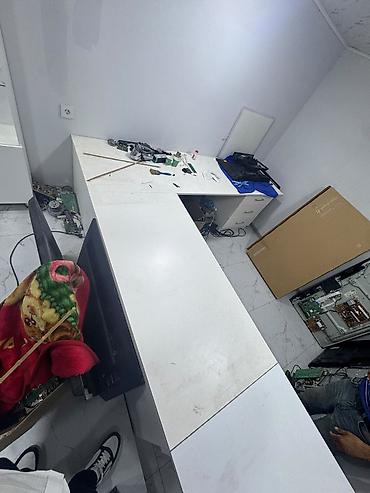ofis dolablari: Ağ rəngli mebel dəsti – vitrin şkafları və L formalı iş/administrator — 4