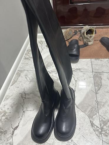 kolokol ətək: Qadınlar üçün dizdən yuxarı qara çəkmələr - Model: over-the-knee, düz — 2