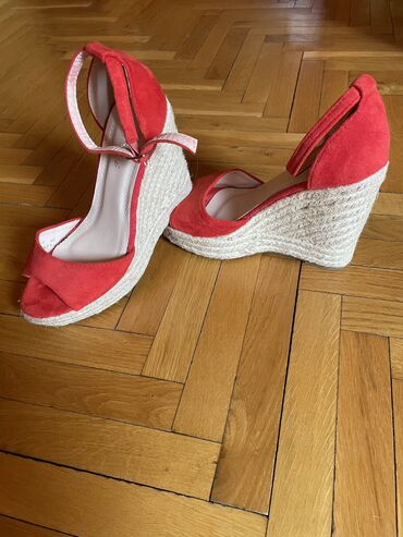 Lične stvari: Nove sandale, crveni velur, visoka platforma, br. 38