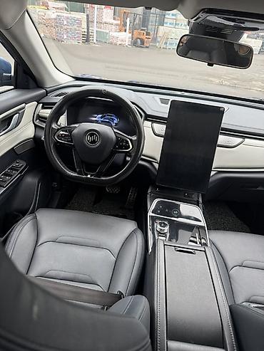 Другой электротранспорт: Электромобиль компактного класса (кроссовер) синего цвета. Кузов и — 9