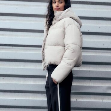 Kurtkalar: ZARA kurtka. Ekru reng s razmer (m razmere de olur) Su ve külek — 29