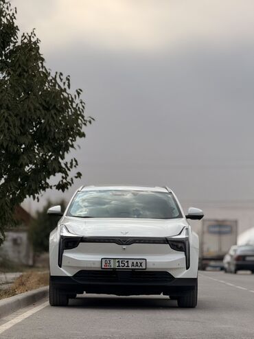 Другие автомобили: Электромобиль-кроссовер (компактный SUV), белый цвет кузова. Основные — 3