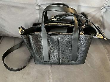 versace chain: Crna ženska torba – strukturirani tote/crossbody model 
Parfios marka — 2