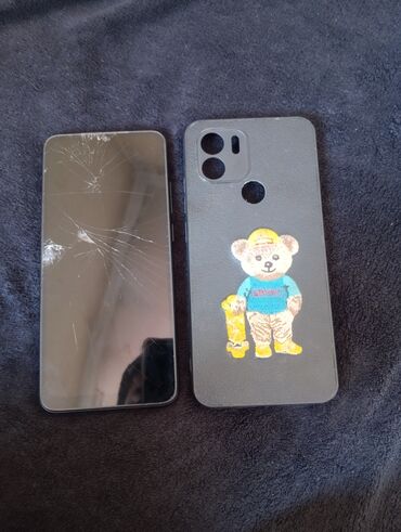 батарейка на планшет: Смартфон черного цвета с поврежденным дисплеем, на котором видны