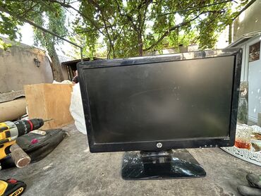 Настольные ПК и рабочие станции: HP markalı qara rəngli bir monitor. Geniş ekranı və möhkəm postamenti