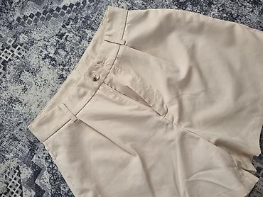 Women's Pants, Jeans, Shorts: Elegantne bež šorts bermude sa visokim strukom. - Model: ženski šorts — 3