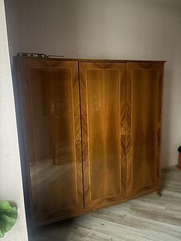 Üç qapılı taxta paltar şkafı - Material: təbii ağac, parlaq cila ilə