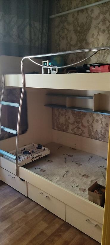 bunk bed: Двухъярусная кровать-комплект с верхним спальным местом и нижним — 4