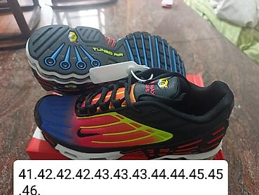 Patike: A klasa TN i Nike 95
Brojevi na slikama 
4500 din — 14