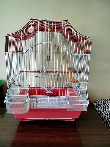 Qırmızı-ağ quş qəfəsi - Material: metal barmaqlıqlar, plastik altlıq