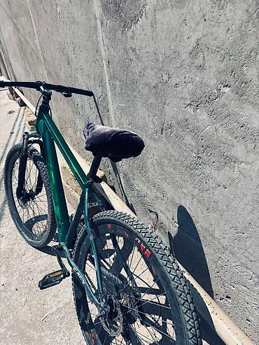 Şəhər və yüngül off-road üçün çox yönlü velosiped - Rəng: tünd yaşıl
