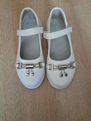 белые туфли: Туфли для девочек,почти новые. Одевали всего 1раз на новый год. продаю