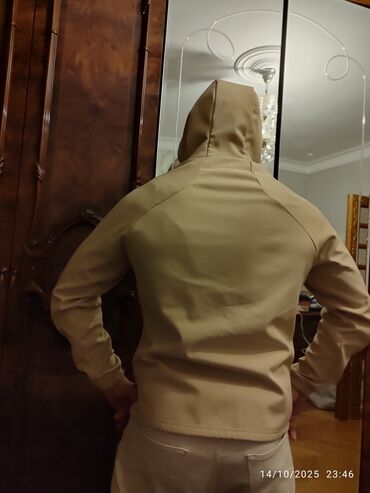 Pencəklər: Bej rəngli kişi kapşonlu yüngül jaket. - Stil: Minimal, günlük və