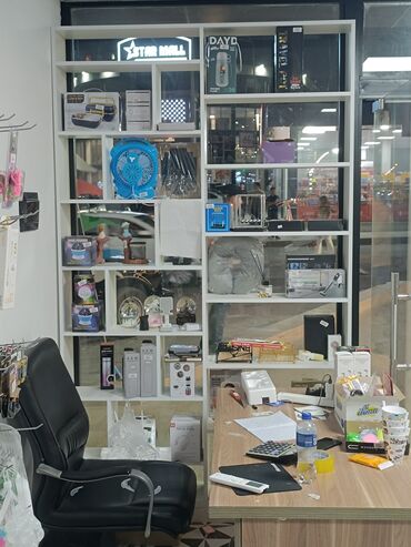 Digər mebel: Vitrinlər Cəmi 15 gün istifadə edilib və hər biri yenidir . Mebellerin — 5