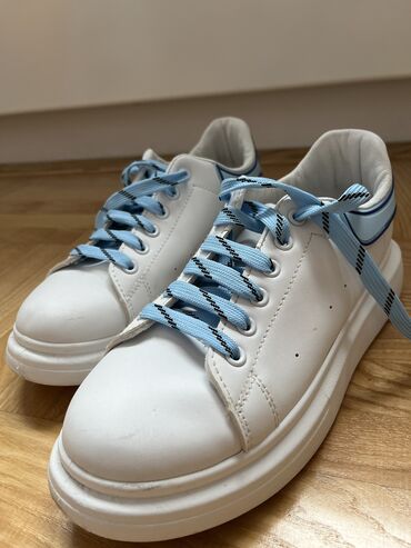Sneakers & Athletic Shoes: Bele patike Aisida.

Dva puta nosene. Velike, zato ih prodajem. 26ug