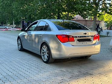 011 sekilleri: Chevrolet Cruze sedan – gümüşü rəngdə, şəhər və tras üçün praktik və — 1