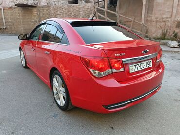 Chevrolet: Chevrolet Cruze sedan – parlaq qırmızı rəngdə, idman görünüşlü paket — 4
