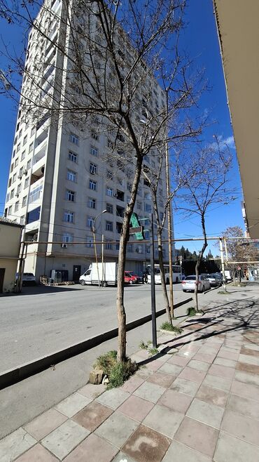 binə ev: Xırdalanda Texnikomun qabaginda Araz marketin binasında. 2 otaqlı