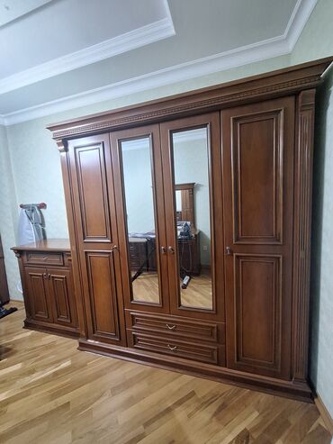 Masalar və oturacaqlar: İkinəfərlik çarpayı, Dolab