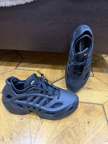 женские кроссовки для бега: Qara rəngdə futuristik dizaynlı idman ayaqqabısı. - Brend: adidas