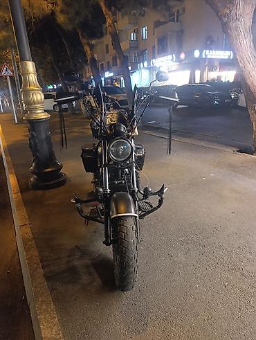 Kruizer üslubunda fərdiləşdirilmiş motosiklet - Tünd mat-qara rəng