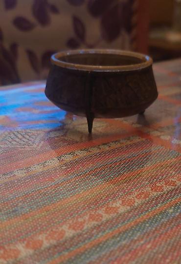 sam qabi: Dekorativ mini üçayaqlı qab, duz qabı - Material: metal görünümlü — 1