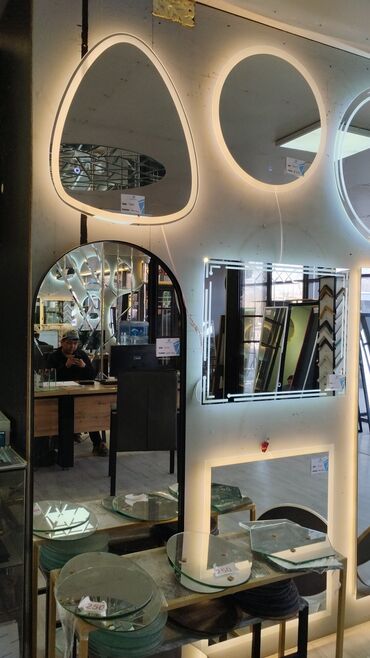 Картины: Картина с изображением цветов в вазе, оформленная в раму. Рама имеет — 22