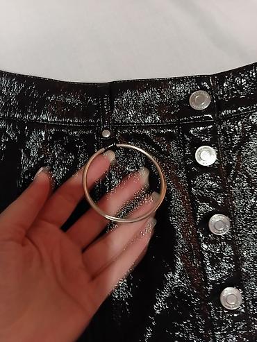 jordan šorcevi: Stradivarius mini suknja – crna, sjajna, A‑kroja - Brend — 3