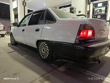 Daewoo: Daewoo Nexia sedan - Kuzov: 4 qapılı sedan, ağ rəng, qara bamper və — 1