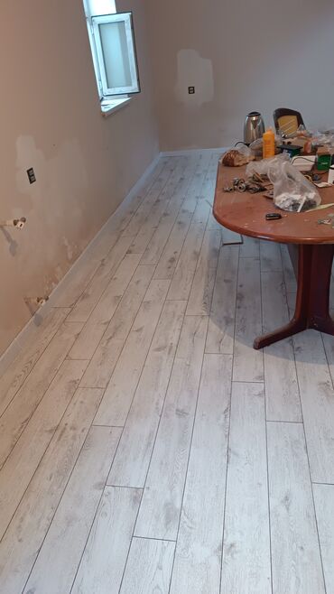 Döşəmə işləri: Laminat ustasi Her nov laminatlarin vurulmasi 90 derece,duz,sahmat — 2