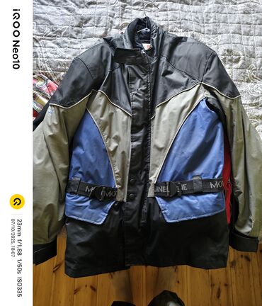 Moto gödəkçə. Qış üçündür. Qoruyucuları var
