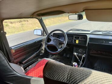 кузов каратыш: Автомобиль ВАЗ-2107 синего цвета, классический седан. Оснащен
