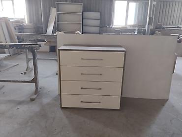 ofis mebel: Ağ ön panellərə və qəhvəyi korpusa malik 4 çekmecəli komod. - — 1