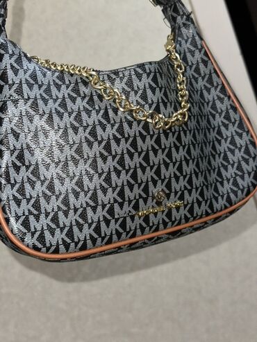 qaşlı çanta: Michael Kors brendinin loqosu olan, qara və boz rənglərdə dəbli çiyin