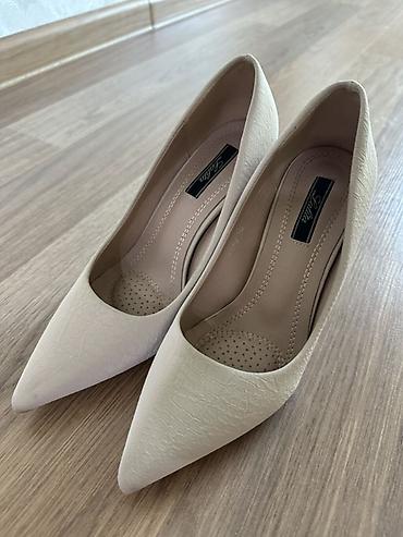 Tuflilər: Bej stiletto — az istifadə olunub 🤍 Zərif bej/nude rəngli, sivri — 3