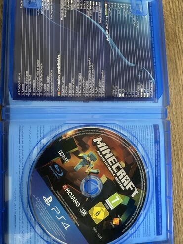 PS4 (Sony Playstation 4): PlayStation 4 üçün Minecraft oyun diski. Bu, Mojang tərəfindən