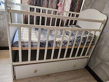 bunk bed: Детская кроватка с маятниковым механизмом и выдвижным ящиком - — 1