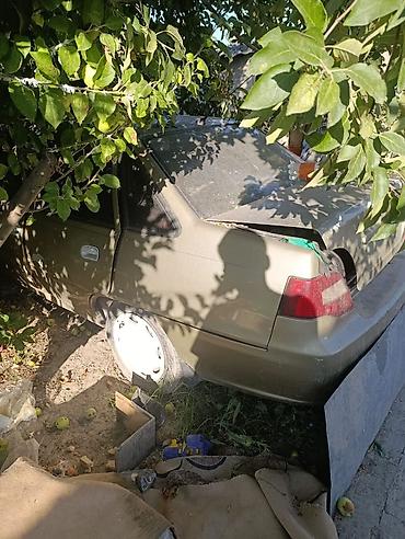 двери мазда кронос: Автомобиль седан золотистого цвета. Описание: - Кузов: 4-дверный — 2