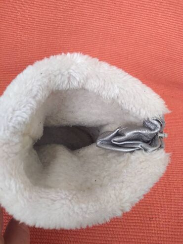 Čizme: Cizme za devojcicu sa krznom unutra. Dvobroj 34-35, a izmerena duzina — 3