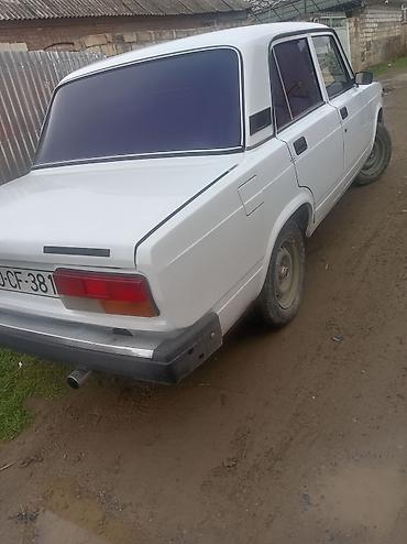 maşın vaz: VAZ 2107, ağ rəng, 4 qapılı sedan. Xüsusiyyətlər: - Mexaniki sürətlər — 6
