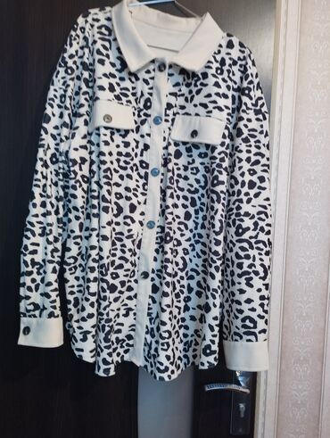 yun jaket modelleri: Qadın köynəyi – leopard naxışlı - Rəng: ağ fon üzərində qara leopard