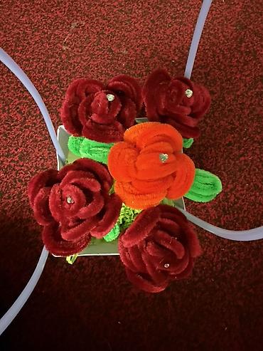 Цветы из синельной проволоки: Яркие декоративные букеты из мягких плюшевых «проволочных» цветов. - — 17