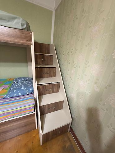 Uşaq mebeli: İki mərtəbəli çarpayı – pilləkənli və saxlanclı model - Material — 2