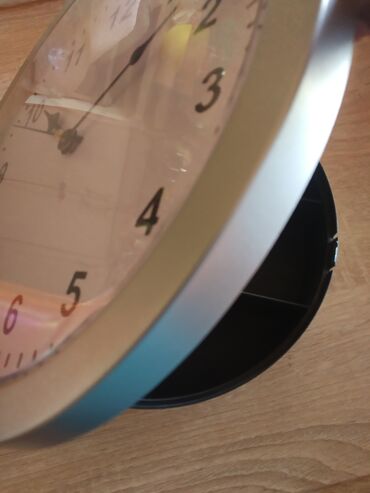 Ostali kućni dekor: Sat sa policama neko voli da ga zove sef. Moze da se ugradi u zid ili — 5