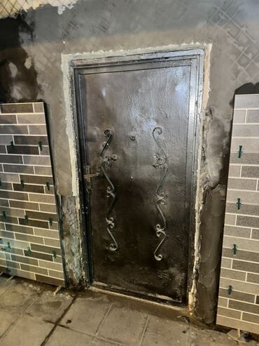 Darvazalar və aksesuarlar: Təcili dəmir qapı satılır. 1.80 hündürlük eni 90 sm