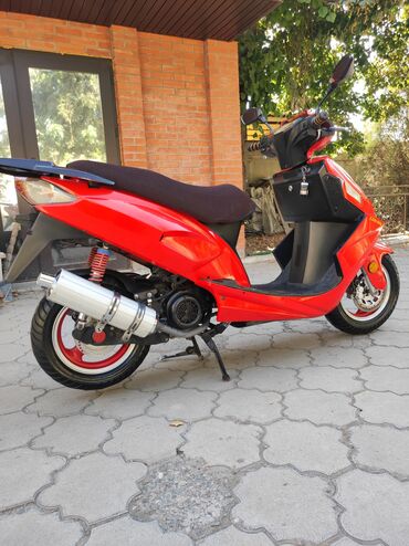 Скутеры: Скутер 50–125 см³ (карбюраторный, вариатор). Яркий красно‑чёрный — 4