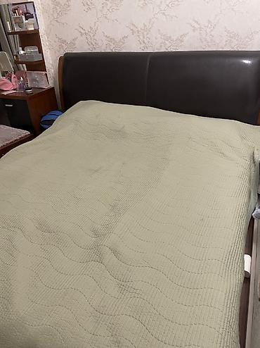 Кровати: Двуспальная кровать, Б/у, С мягким изголовьем, длина - 220 см — 1
