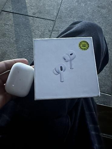 samsung flip3: AirPods Pro (2‑го поколения) с зарядным кейсом MagSafe (USB‑C). Белые — 3