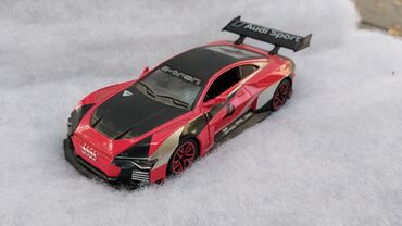 модели автомобилей: Коллекционная модель гоночного автомобиля Audi Sport (e-tron)